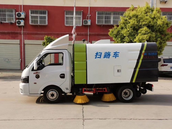 東風途運2600mm掃路車（0.8方水罐，1.7方塵罐）