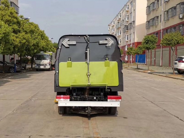 東風途運2600mm掃路車（0.8方水罐，1.7方塵罐）
