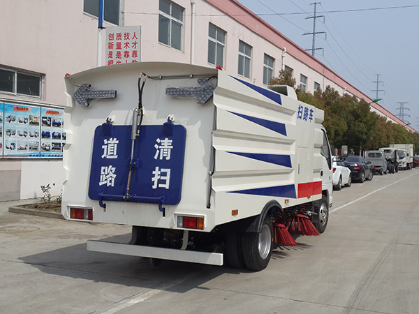 五十鈴掃路車（1.5方水罐，4方塵罐）