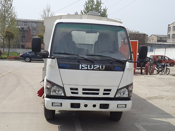 五十鈴掃路車（1.5方水罐，4方塵罐）