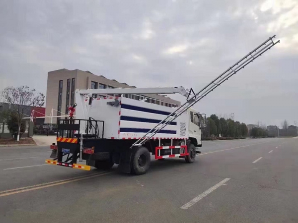 東風四驅(qū)光伏板清洗車，8方水罐