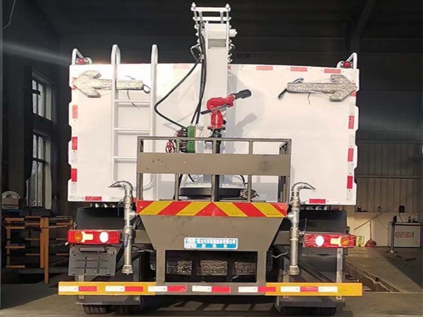 東風四驅(qū)光伏板清洗車，8方水罐
